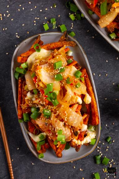 Zdjęcie - K-fries – frytki z batatów po koreańsku z kimchi i sosem serowym - Przepisy kulinarne ze zdjęciami