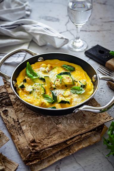 Zdjęcie - Omlet z cukinią i pecorino – szybki lunch lub wyjątkowe śniadanie - Przepisy kulinarne ze zdjęciami