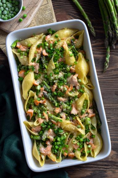 Zdjęcie - Makaronowe muszle z łososiem i szparagami - Przepisy kulinarne ze zdjęciami
