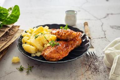 Zdjęcie - Kurczak w glazurze miodowo czosnkowej - Przepisy kulinarne ze zdjęciami