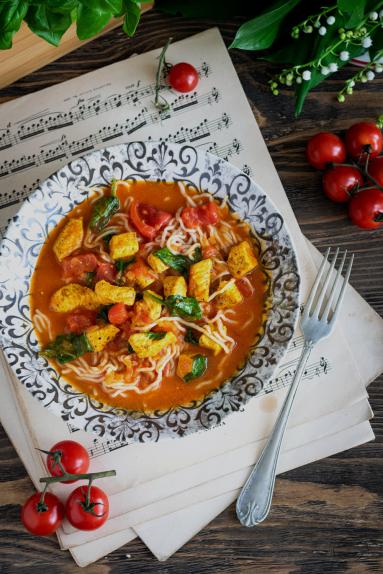 Zdjęcie - Kurczak curry z pomidorami i szpinakiem - Przepisy kulinarne ze zdjęciami