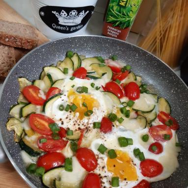Zdjęcie - Jajka w warzywach z mozzarellą - Przepisy kulinarne ze zdjęciami