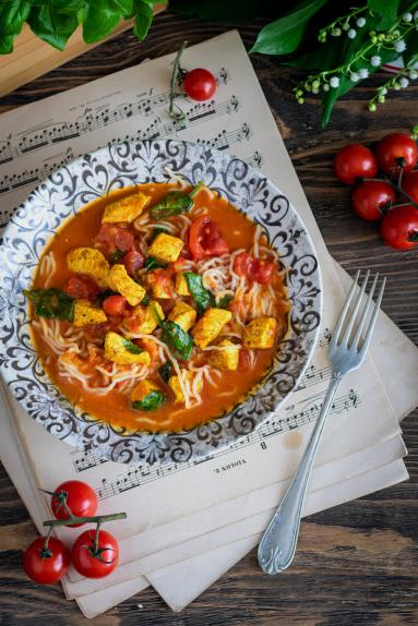 Zdjęcie - Sałatka z kurczakiem i serem halloumi - Przepisy kulinarne ze zdjęciami