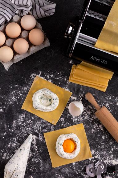 Zdjęcie - Raviolo con uovo – rubaszny pieróg z płynnym żółtkiem i ricottą - Przepisy kulinarne ze zdjęciami