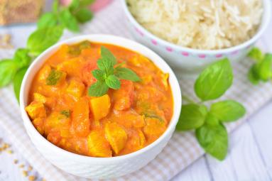 Zdjęcie - Kurczak curry z cukinią i mlekiem kokosowym - Przepisy kulinarne ze zdjęciami