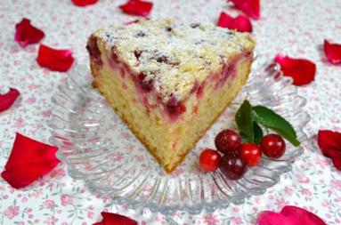 Zdjęcie - Ciasto maślankowe z owocami i kruszonką - Przepisy kulinarne ze zdjęciami