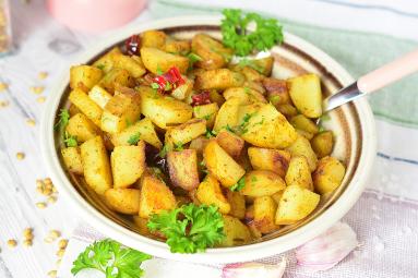 Zdjęcie - Ziemniaki z patelni smażone z czosnkiem, chili i curry - Przepisy kulinarne ze zdjęciami