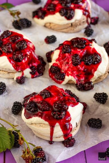 Zdjęcie - Czekoladowe bezy z jeżynami i kremem jogurtowym - Przepisy kulinarne ze zdjęciami
