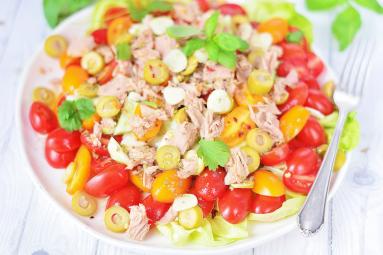 Zdjęcie - Prosta sałatka z tuńczykiem, pomidorami, ogórkiem i oliwą z oliwek - Przepisy kulinarne ze zdjęciami