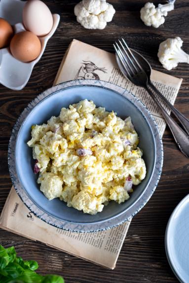 Zdjęcie - Sałatka kalafiorowa z jajkami i rzodkiewką - Przepisy kulinarne ze zdjęciami