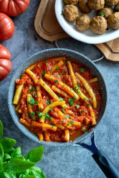 Zdjęcie - Fasolka szparagowa w pomidorowym sosie - Przepisy kulinarne ze zdjęciami