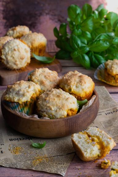 Zdjęcie - Muffiny z kurczakiem i serem - Przepisy kulinarne ze zdjęciami
