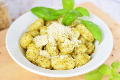 Zdjęcie - Gnocchi w sosie śmietanowym z pesto i parmezanem - Przepisy kulinarne ze zdjęciami