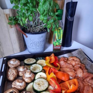 Zdjęcie - Warzywa i kurczak z piekarnika lub grilla - Przepisy kulinarne ze zdjęciami