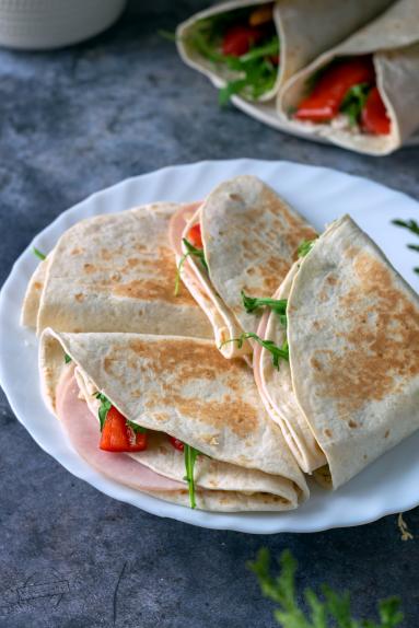 Zdjęcie - Tortille z pieczoną papryką, serem, szynką i rukolą - Przepisy kulinarne ze zdjęciami