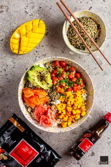 Zdjęcie - Poké bowl z łososiem teriyaki, mango, awokado i kimchi - Przepisy kulinarne ze zdjęciami
