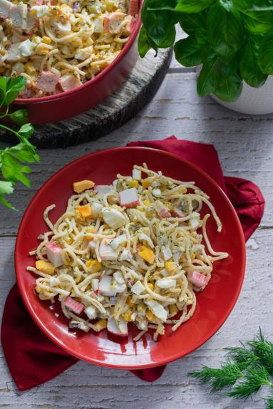Zdjęcie - Sałatka z surimi i makaronem chińskim - Przepisy kulinarne ze zdjęciami