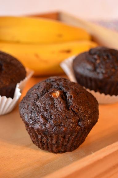 Zdjęcie - Mocno czekoladowe babeczki z bananami - Przepisy kulinarne ze zdjęciami