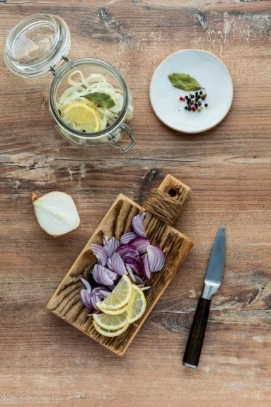 Zdjęcie - Śledź z cebulą w oleju rzepakowym - Przepisy kulinarne ze zdjęciami