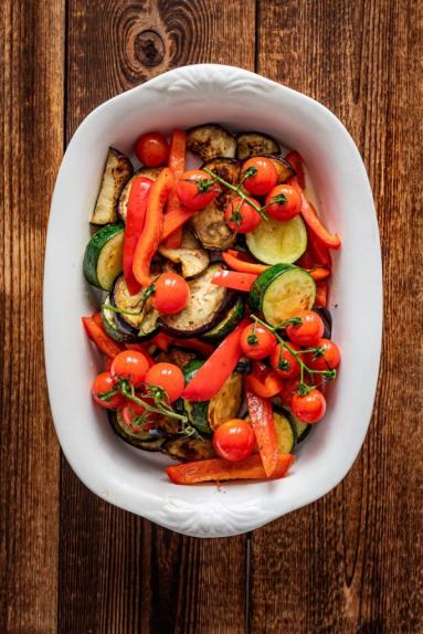 Zdjęcie - Dorsz zapiekany z warzywami - Przepisy kulinarne ze zdjęciami