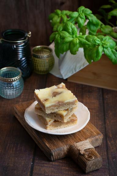 Zdjęcie - Krajanka z masłem orzechowym, serkiem śmietankowym i karmelem - Przepisy kulinarne ze zdjęciami