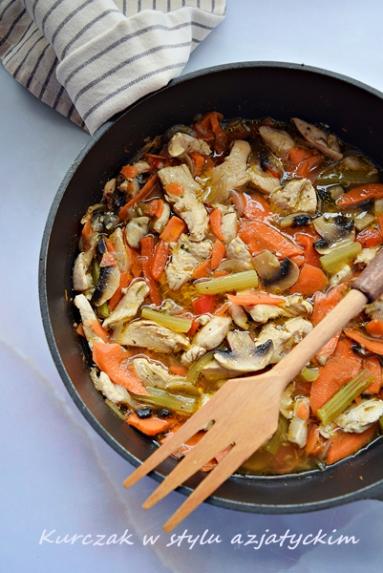 Zdjęcie - Kurczak z warzywami w stylu azjatyckim - Napiecyku - Przepisy kulinarne ze zdjęciami