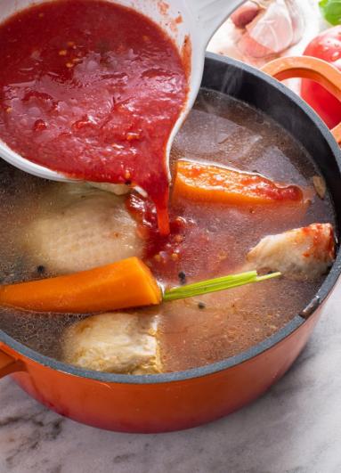 Zdjęcie - Zupa pomidorowa z nutą ziołową - Przepisy kulinarne ze zdjęciami