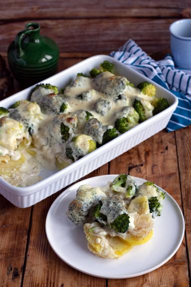 Zdjęcie - Zapiekanka ziemniaczana z cebulą, brokułami i beszamelem - Przepisy kulinarne ze zdjęciami