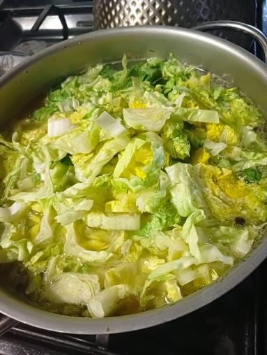Zdjęcie - Zupa ziemniaczanka z sałatą rzymską - Przepisy kulinarne ze zdjęciami