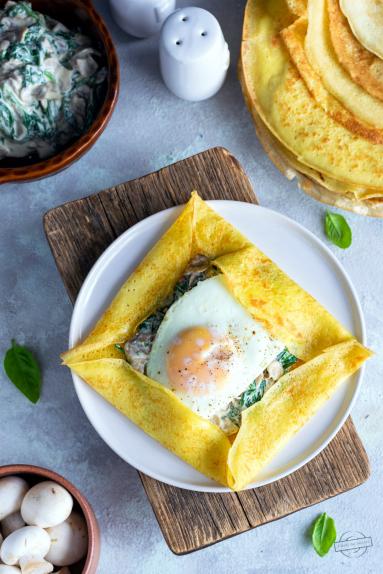 Zdjęcie - Naleśniki majonezowe ze szpinakiem, jajkiem i pieczarkami - Przepisy kulinarne ze zdjęciami