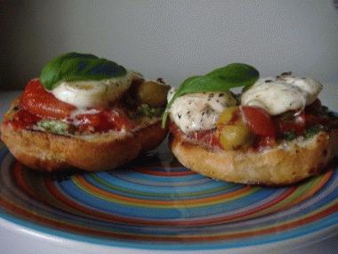 Zdjęcie - Bruschetta z pomidorami, oliwkami, mozzarellą  - Przepisy kulinarne ze zdjęciami