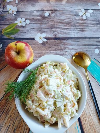 Zdjęcie - Surówka z młodej kapusty z jabłkiem - Przepisy kulinarne ze zdjęciami