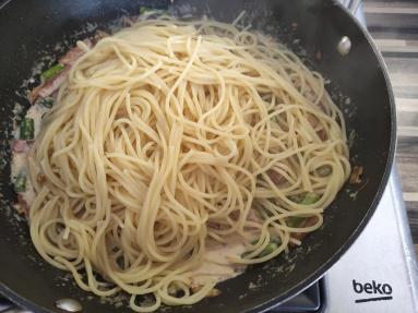 Zdjęcie - Spaghetti ze szparagami i suszonymi pomidorami. - Przepisy kulinarne ze zdjęciami