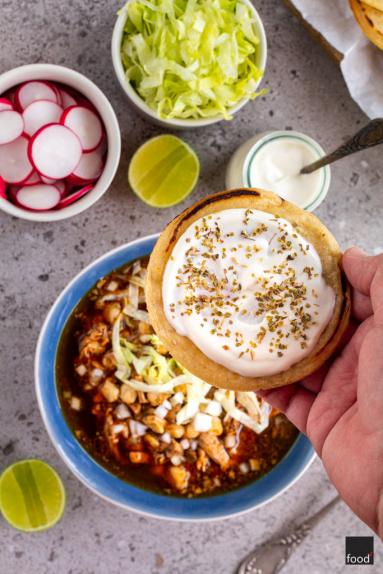 Zdjęcie - Pozole rojo – meksykańska zupa z kukurydzą i wieprzowiną - Przepisy kulinarne ze zdjęciami