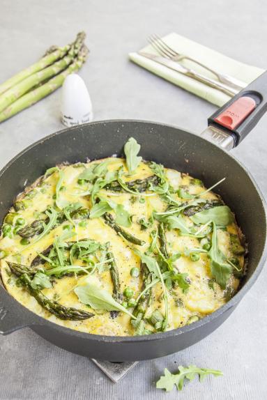 Zdjęcie - Omlet z młodymi ziemniakami i szparagami - Przepisy kulinarne ze zdjęciami