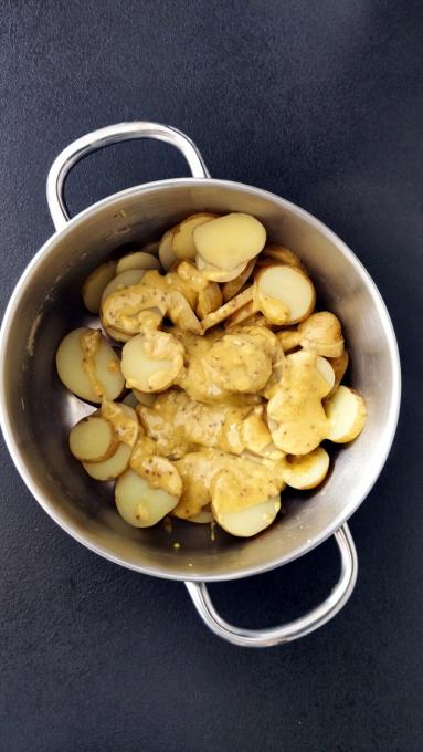 Zdjęcie - Sałatka ziemniaczana z musztardowym dressingiem - Przepisy kulinarne ze zdjęciami