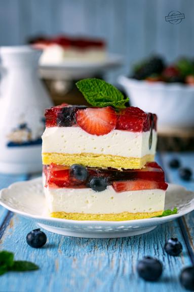 Zdjęcie - Ciasto z masą z białej czekolady i owocami - Przepisy kulinarne ze zdjęciami
