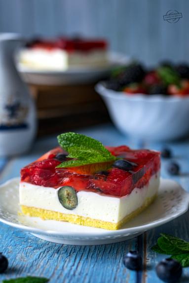 Zdjęcie - Ciasto z masą z białej czekolady i owocami - Przepisy kulinarne ze zdjęciami