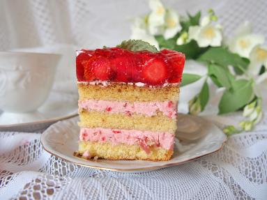 Zdjęcie - Kremowe ciasto truskawkowe - Przepisy kulinarne ze zdjęciami