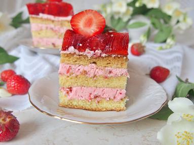 Zdjęcie - Kremowe ciasto truskawkowe - Przepisy kulinarne ze zdjęciami