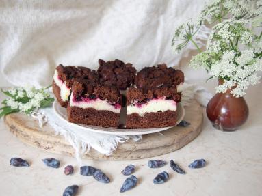 Zdjęcie - Czekoladowe ciasto z jagodami kamczackimi - Przepisy kulinarne ze zdjęciami