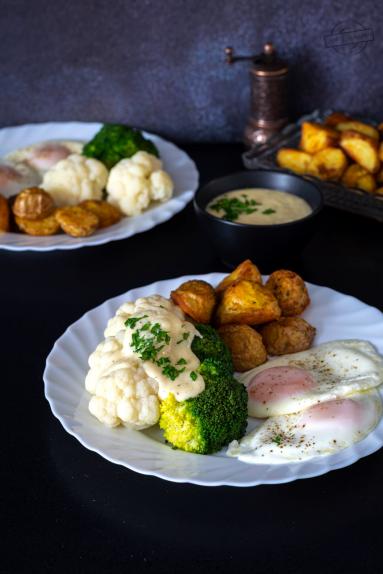 Zdjęcie - Kalafior/brokuły z sosem serowym - Przepisy kulinarne ze zdjęciami