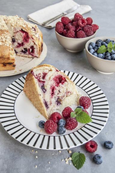 Zdjęcie - Ciasto drożdżowe z owocami i cynamonem - Przepisy kulinarne ze zdjęciami