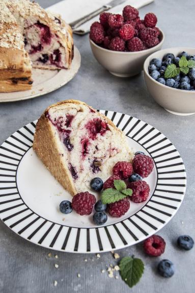 Zdjęcie - Ciasto drożdżowe z owocami i cynamonem - Przepisy kulinarne ze zdjęciami