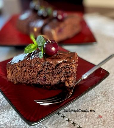 Zdjęcie - Ciasto czekoladowe z cukinią i czereśniami - Przepisy kulinarne ze zdjęciami