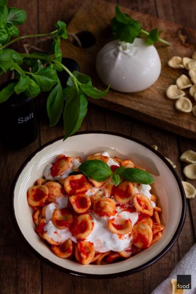 Zdjęcie - Orecchiette z pomidorami i burratą - Przepisy kulinarne ze zdjęciami