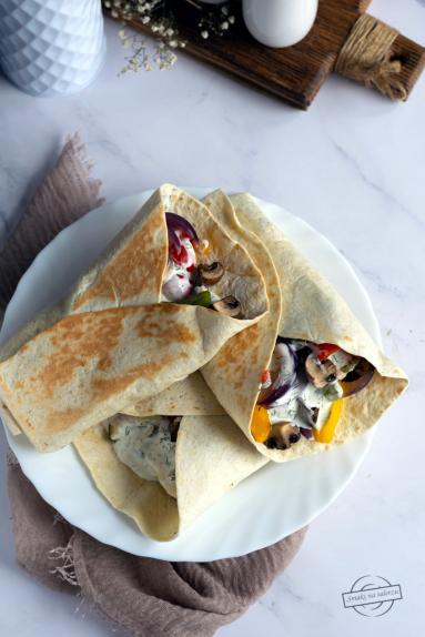 Zdjęcie - Tortilla z pieczonymi warzywami i serem halloumi - Przepisy kulinarne ze zdjęciami