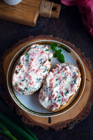 Zdjęcie - Pasta kanapkowa z wędzonym łososiem - Przepisy kulinarne ze zdjęciami