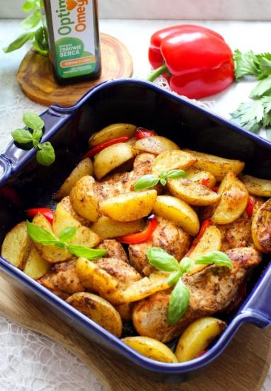 Zdjęcie - Piersi z kurczaka pieczone z ziemniakami i papryką - Przepisy kulinarne ze zdjęciami