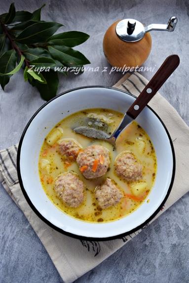 Zdjęcie - Zupa warzywna z klopsikami - Napiecyku - Przepisy kulinarne ze zdjęciami